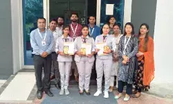 बी0 कॉम की छात्राओं ने प्रथम तीन स्थानों पर लहराया सफलता का परचम बी0 कॉम की छात्राओं ने प्रथम तीन स्थानों पर लहराया सफलता का परचम