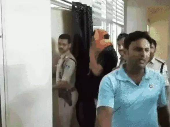 आदिवासी पर पेशाब करने वाला भाजपाई गिरफ्तार- पर सम्मान बरकरार आदिवासी पर पेशाब करने वाला भाजपाई गिरफ्तार- पर सम्मान बरकरार