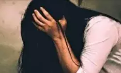 मंदिर के बाहर रेहान ने खींचा लड़की का हाथ- भीड ने कर दिया ऐसा हाल