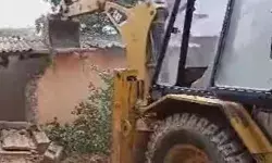 बुलडोजर से एक्शन- मिट्टी में मिला पेशाब कांड के आरोपी नेता का घर