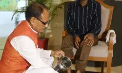 आदिवासी पेशाब कांड- जिस आदिवासी पर किया था पेशाब CM ने धोए...