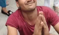 बस में छेड़छाड़ पर महिला ने मनचले को ऐसा सिखाया सबक बस में छेड़छाड़ पर महिला ने मनचले को ऐसा सिखाया सबक