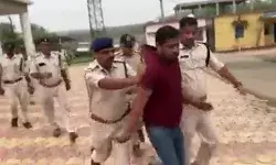 पेशाब कांड-आरोपी BJP नेता का पकड़ा कॉलर- पिछवाड़ा पीट गाड़ी में डाला