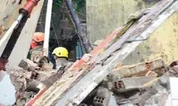 इमारत ढहने से तीन लोगों की मौत, 10 लोग लापता- शोकाकुल माहौल इमारत ढहने से तीन लोगों की मौत, 10 लोग लापता- शोकाकुल माहौल