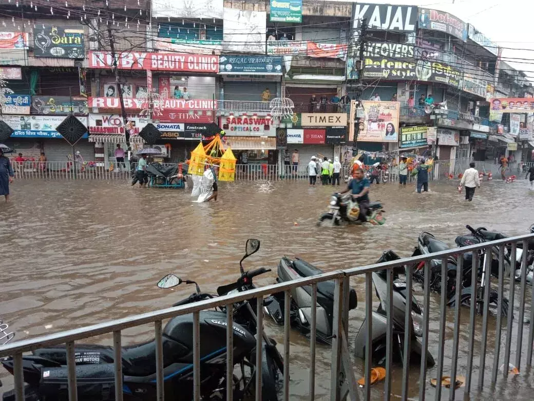 स्विमिंग पूल बना शिव चौक- चहुंओर पानी ही पानी- दुकानें बनी जलाशय स्विमिंग पूल बना शिव चौक- चहुंओर पानी ही पानी- दुकानें बनी जलाशय