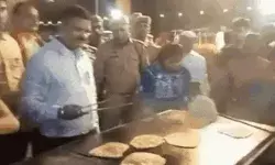 डीएम ने रोटी बनाकर कावड़ियों को खिलाई- बोले सबकी अपनी अपनी आस्था डीएम ने रोटी बनाकर कावड़ियों को खिलाई- बोले सबकी अपनी अपनी आस्था