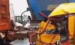 बस और ट्रक की टक्कर में 20 लोगों की मौत- मचा हड़कंप