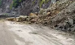 गंगोत्री मार्ग पर वाहनों पर गिरे पत्थर, चार शव बरामद, बचाव अभियान जारी गंगोत्री मार्ग पर वाहनों पर गिरे पत्थर, चार शव बरामद, बचाव अभियान जारी
