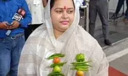 टमाटर और मिर्च की माला पहनकर विधानसभा में पहुंची कांग्रेस विधायक टमाटर और मिर्च की माला पहनकर विधानसभा में पहुंची कांग्रेस विधायक