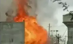 प्लाजा में लगी आग तो जान बचाने को कूद गए लोग प्लाजा में लगी आग तो जान बचाने को कूद गए लोग