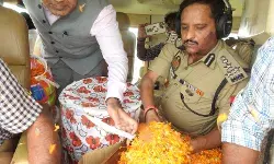 हेलीकॉप्टर से अफसरों ने गंगाजल लेकर लौट रहे शिवभक्तों पर की पुष्पवर्षा हेलीकॉप्टर से अफसरों ने गंगाजल लेकर लौट रहे शिवभक्तों पर की पुष्पवर्षा