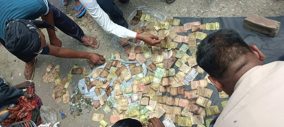 पुलिस ने दिखाई मानवता- पानी में भीगे भिखारी के नोटों को किया दुरुस्त पुलिस ने दिखाई मानवता- पानी में भीगे भिखारी के नोटों को किया दुरुस्त