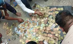 पुलिस ने दिखाई मानवता- पानी में भीगे भिखारी के नोटों को किया दुरुस्त