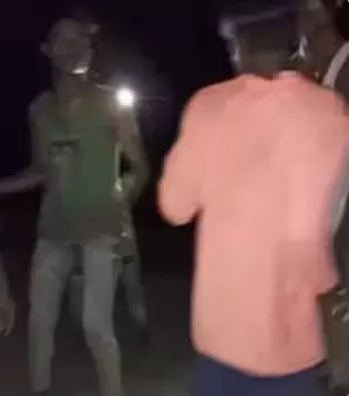 गया था गर्लफ्रेंड से मिलने- चढ गया गांव वालों के हाथ- फिर हुआ ऐसा हाल गया था गर्लफ्रेंड से मिलने- चढ गया गांव वालों के हाथ- फिर हुआ ऐसा हाल