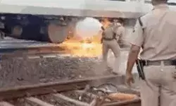 वंदे भारत ट्रेन हादसे का शिकार- आग लगी ट्रेन से यात्री निकाले बाहर