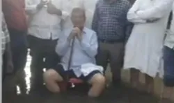 पूर्व सीएम का पानी में धरना- टूटी सड़क पर जमाई कुर्सी पूर्व सीएम का पानी में धरना- टूटी सड़क पर जमाई कुर्सी