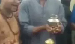 अब ओह माय गॉड को लेकर बवाल- महाकाल के पुजारी बोले.. अब ओह माय गॉड को लेकर बवाल- महाकाल के पुजारी बोले..