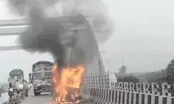 ट्रक की टक्कर से कार में लगी आग- 4 लोगों की जिंदा जलकर मौत ट्रक की टक्कर से कार में लगी आग- 4 लोगों की जिंदा जलकर मौत