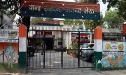 हथौड़े से पत्नी को ठोकने पीटने के बाद किया बेड में बंद- हुआ फरार हथौड़े से पत्नी को ठोकने पीटने के बाद किया बेड में बंद- हुआ फरार