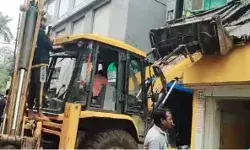 महाकाल की सवारी पर कुल्ला एवं थूकने वालों के घर गरज रहा बुलडोजर