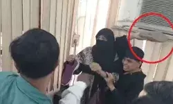 प्रेसवार्ता कर रहे मदरसा प्रबंधक पर शिक्षिकाओं ने बरसाई दनादन चप्पल प्रेसवार्ता कर रहे मदरसा प्रबंधक पर शिक्षिकाओं ने बरसाई दनादन चप्पल