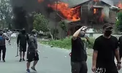 महिलाओं को नग्न कर घुमाने वाले आरोपी का घर आग के हवाले महिलाओं को नग्न कर घुमाने वाले आरोपी का घर आग के हवाले