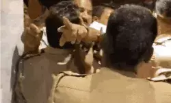 मुफ्त के खाने को लेकर बवाल- वकीलों होटलकर्मियों में जूतम पैजार