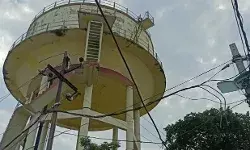 गैंगस्टर जहर की शीशी लेकर बना वीरू- टंकी पर चढ़कर दे रहा.. गैंगस्टर जहर की शीशी लेकर बना वीरू- टंकी पर चढ़कर दे रहा..