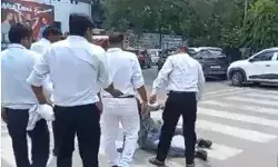 स्कूटी टच होने पर वकीलों ने जड़े तमाचे- सड़क पर गिराकर किया..