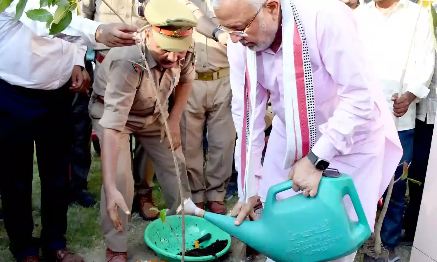 वृक्षारोपण कर मंत्री सुरेश खन्ना ने लोगों को आम के पौधों का किया वितरण