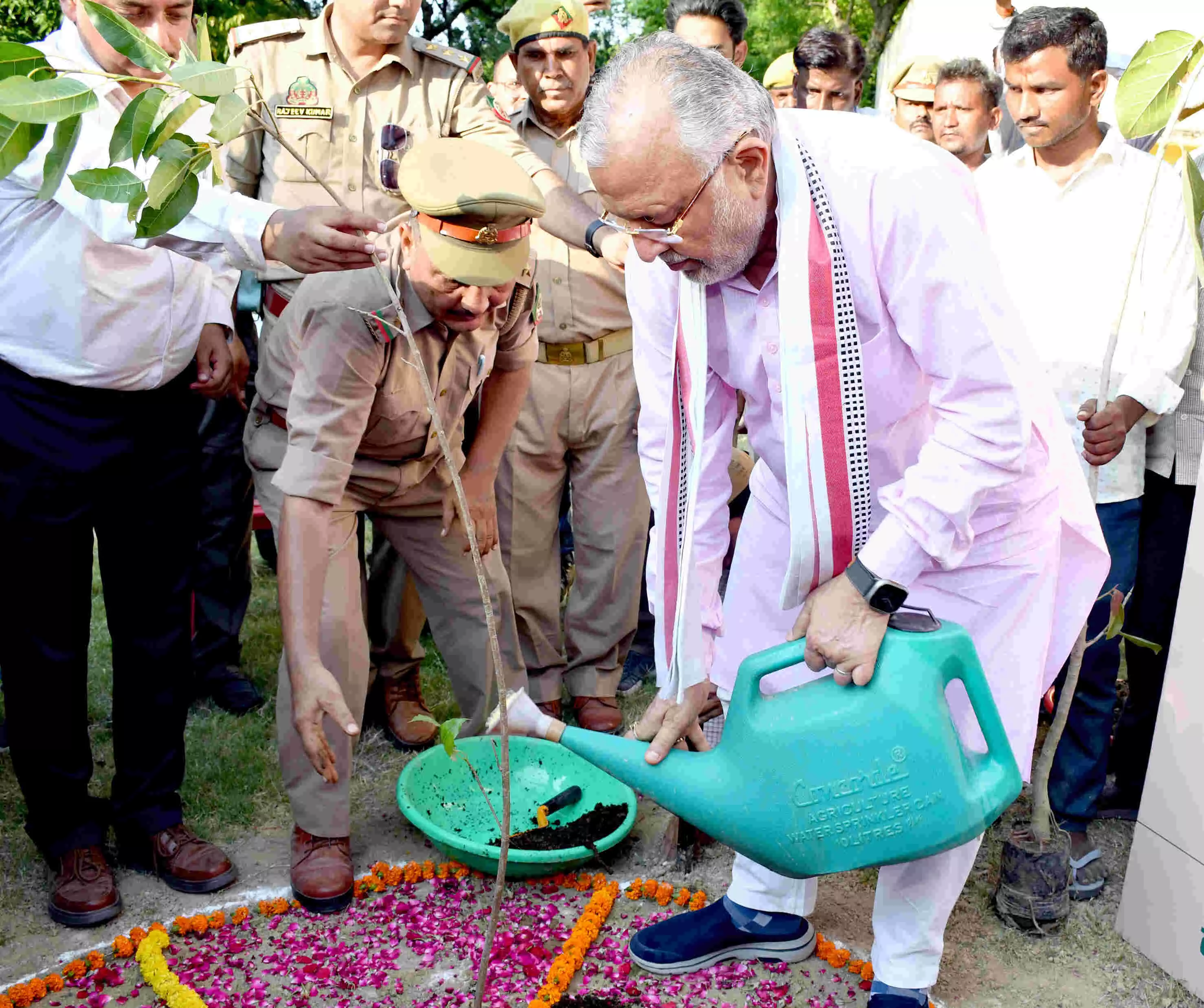 वृक्षारोपण कर मंत्री सुरेश खन्ना ने लोगों को आम के पौधों का किया वितरण
