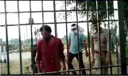 बीजेपी MLA के बेटे की हनक- फाटक नहीं खोलने पर गेटमैन की ठुकाई बीजेपी MLA के बेटे की हनक- फाटक नहीं खोलने पर गेटमैन की ठुकाई