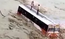 बाढ़ के पानी में फंसी रोडवेज बस- जिंदगी मौत से जूझे 50 यात्री बाढ़ के पानी में फंसी रोडवेज बस- जिंदगी मौत से जूझे 50 यात्री