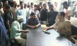 पैसों के लेनदेन में दो समुदायों में मारपीट-थाने पर बजरंगियों का हंगामा पैसों के लेनदेन में दो समुदायों में मारपीट-थाने पर बजरंगियों का हंगामा