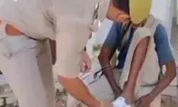 बुजुर्ग को फटे हाल देख सिपाही का दिल पसीजा और पैरों में पहनाये..