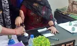 महिला अफसर का कीर्तिमान- नौकरी के पहले दिन ही घूस लेती गिरफ्तार