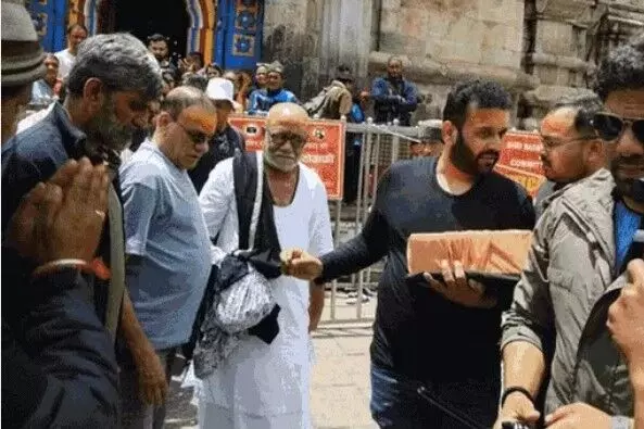 प्रतिबंध के बावजूद केदारनाथ मंदिर में फोटोग्राफी- ऐसे छूटा पीछा प्रतिबंध के बावजूद केदारनाथ मंदिर में फोटोग्राफी- ऐसे छूटा पीछा
