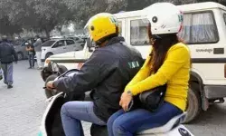 पीछे बैठाई महिला- एक हाथ से किया हस्तमैथुन- दूसरे से चलाई बाइक