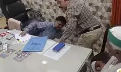 गजब का एक्टर- किसानों से बात करते कुर्सी से गिरा अफसर और फिर.. गजब का एक्टर- किसानों से बात करते कुर्सी से गिरा अफसर और फिर..