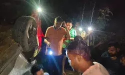 ट्रक की टक्कर से हवा में उड़ी कार- 100 फीट ऊंचे पुल से गिरी..