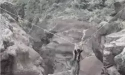 सेल्फी के चक्कर में पडे जान के लाले- 2000 फीट गहरी खाई में..