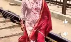 रील के लिए रेलवे ट्रैक पर ठुमके- युवती ने काटा धमाल- अब मां बेटी पर.. रील के लिए रेलवे ट्रैक पर ठुमके- युवती ने काटा धमाल- अब मां बेटी पर..