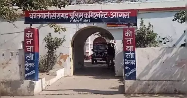 दारोगा को रिश्वत पड़ी भारी- कमिश्नर ने करा दी निलंबन की सवारी दारोगा को रिश्वत पड़ी भारी- कमिश्नर ने करा दी निलंबन की सवारी