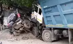 पुलिस की गाड़ी को रौंदकर खोखे में घुसा डंपर- तीन पुलिसकर्मी.. पुलिस की गाड़ी को रौंदकर खोखे में घुसा डंपर- तीन पुलिसकर्मी..