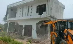 जहां हुई थी 6 कांवडियो की मौत अब अवैध निर्माण पर चला बुलडोजर जहां हुई थी 6 कांवडियो की मौत अब अवैध निर्माण पर चला बुलडोजर