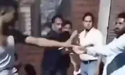 बिजली चोरों के खिलाफ चला अभियान- धडाधड उतारे कटिया-किया हमला बिजली चोरों के खिलाफ चला अभियान- धडाधड उतारे कटिया-किया हमला