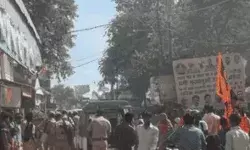 कांवड़ यात्रा पर उड़ाया सफेद पाउडर- जमकर हुआ बवाल- पुलिस की गाड़ी.. कांवड़ यात्रा पर उड़ाया सफेद पाउडर- जमकर हुआ बवाल- पुलिस की गाड़ी..