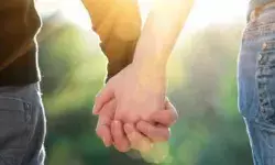 बेटी के दूसरी जाति के ब्वॉयफ्रेंड से लव मैरिज से आहत मां बाप ने किया..