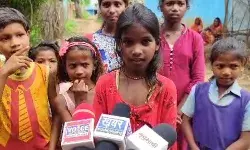 चुनावी रेवडियां बांट रहे सीएम मामा से बच्चों ने मांगे स्कूल सडक