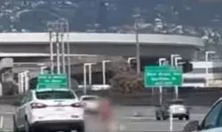 निर्वस्त्र होने के बाद कार से सड़क पर उतरी महिला ने दागी दनादन गोलियां निर्वस्त्र होने के बाद कार से सड़क पर उतरी महिला ने दागी दनादन गोलियां